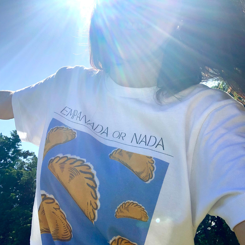エンパナーダTシャツを着てハッピーな姿